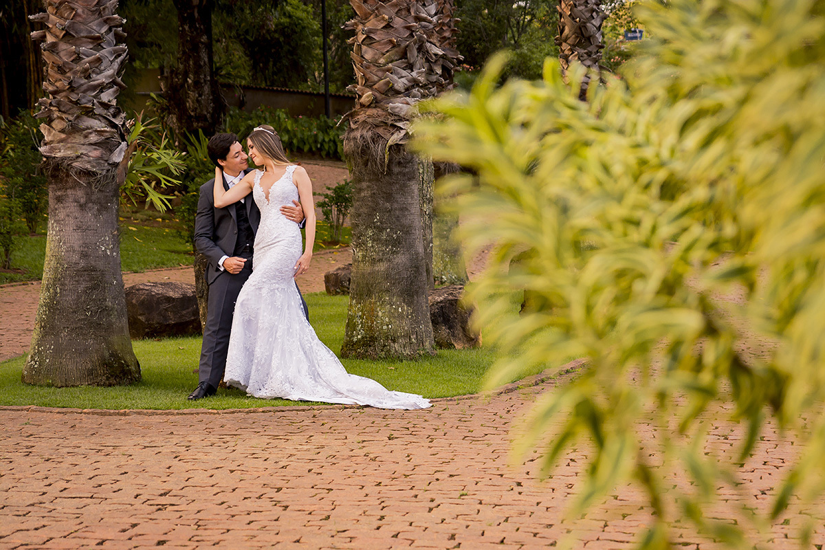 noiva no colo do noivo na foto do ensaio pós wedding no espaço shangrila