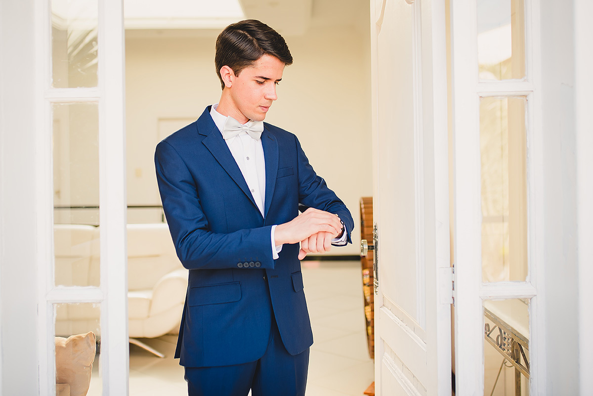 detalhe do noivo no making off do noivo em belo horizonte