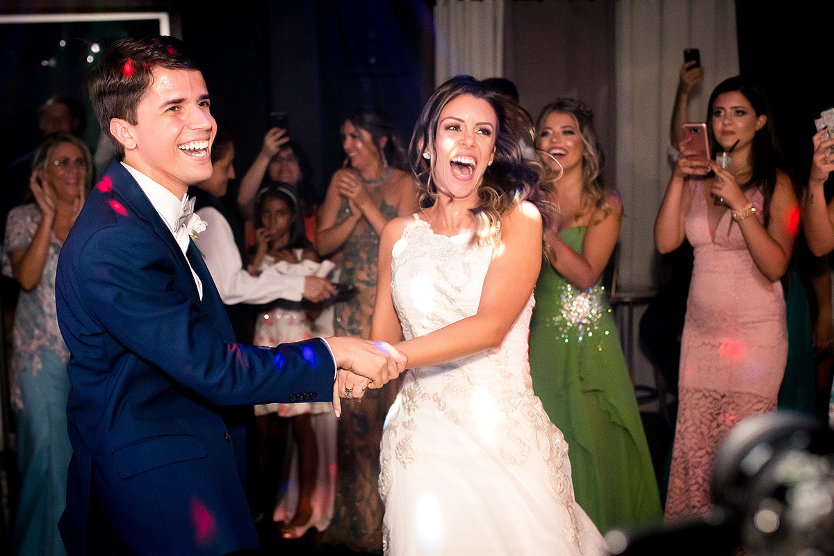 noivos felizes na festa de casamento em belo horizonte