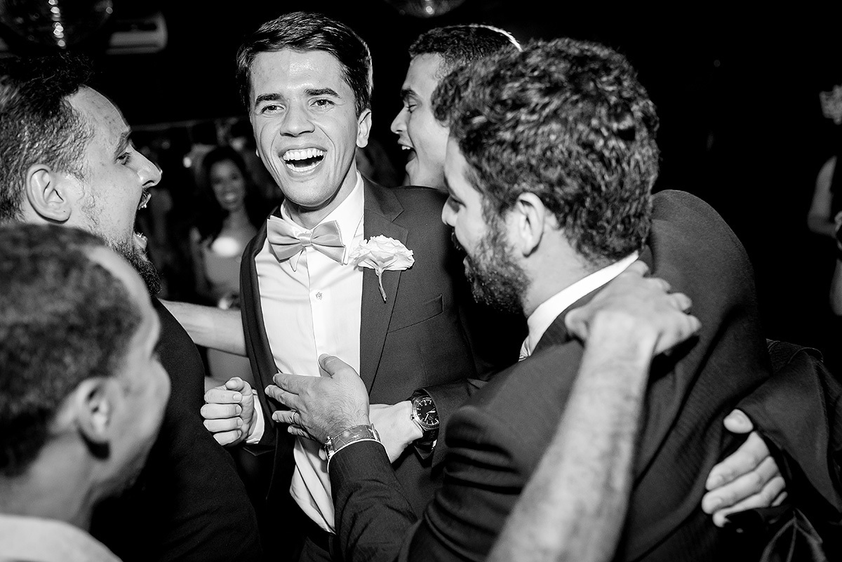 noivo com padrinhos na festa de casamento em belo horizonte