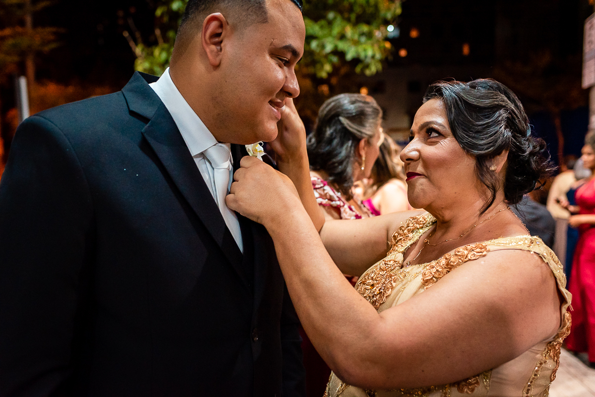 mãe do noivo ajustando a lapela do noivo no casamento em BH