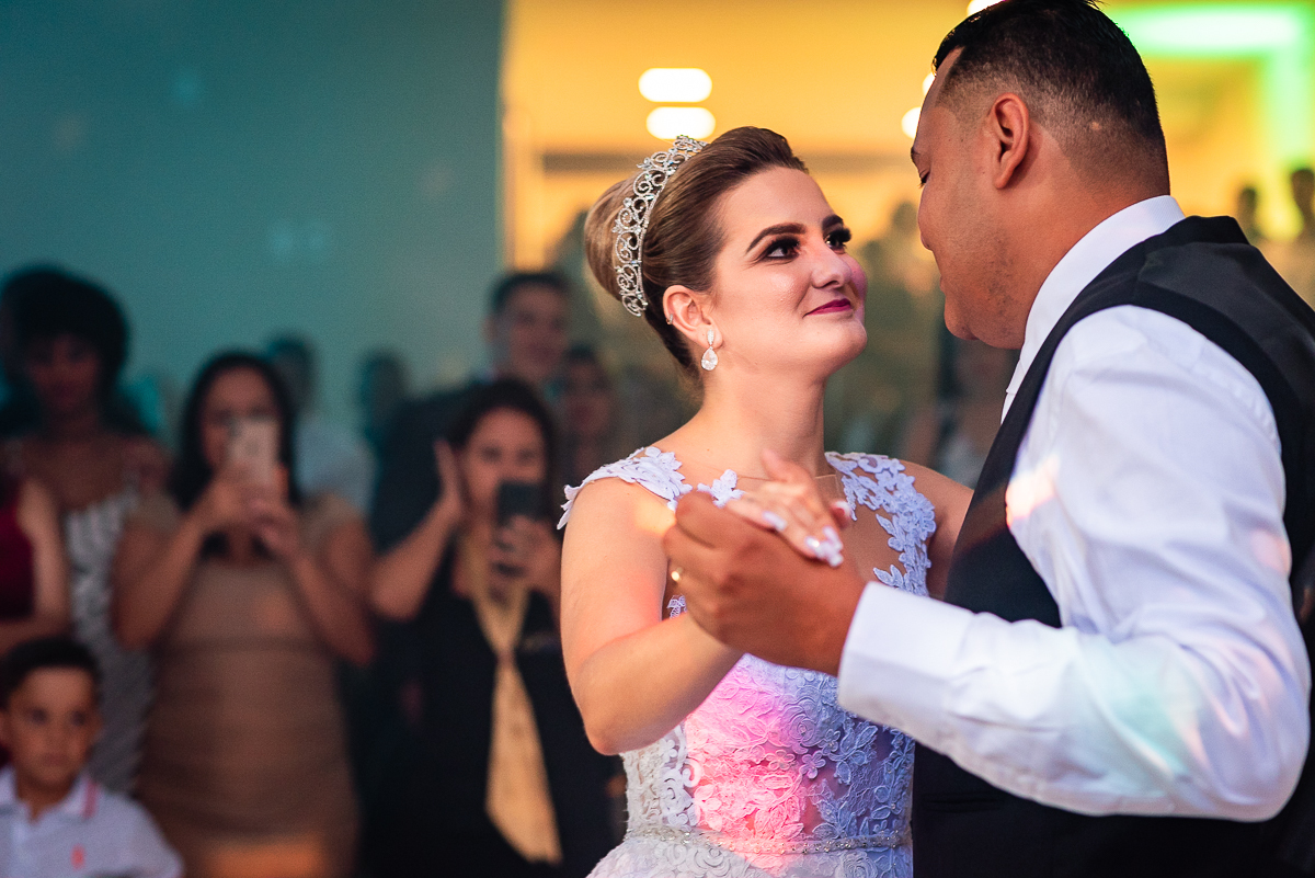 noivos se olhando na primeira dança dos noivos
