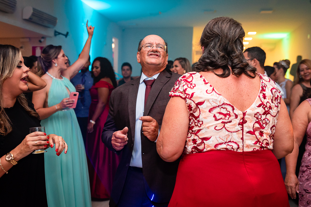 pais da noiva dançando feliz na festa de casamento em bh no bella tazza eventos