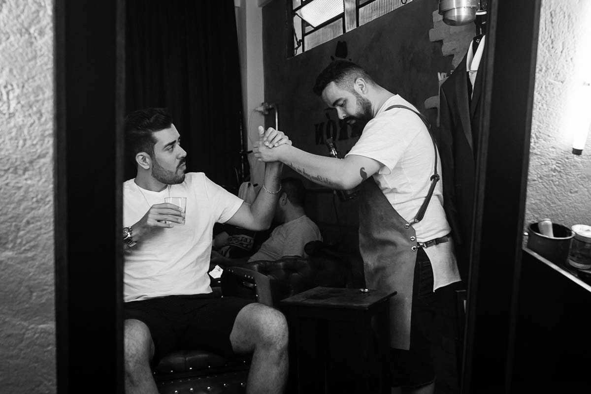 noivo feliz no making off do noivo na barbearia Barón em João Monlevade