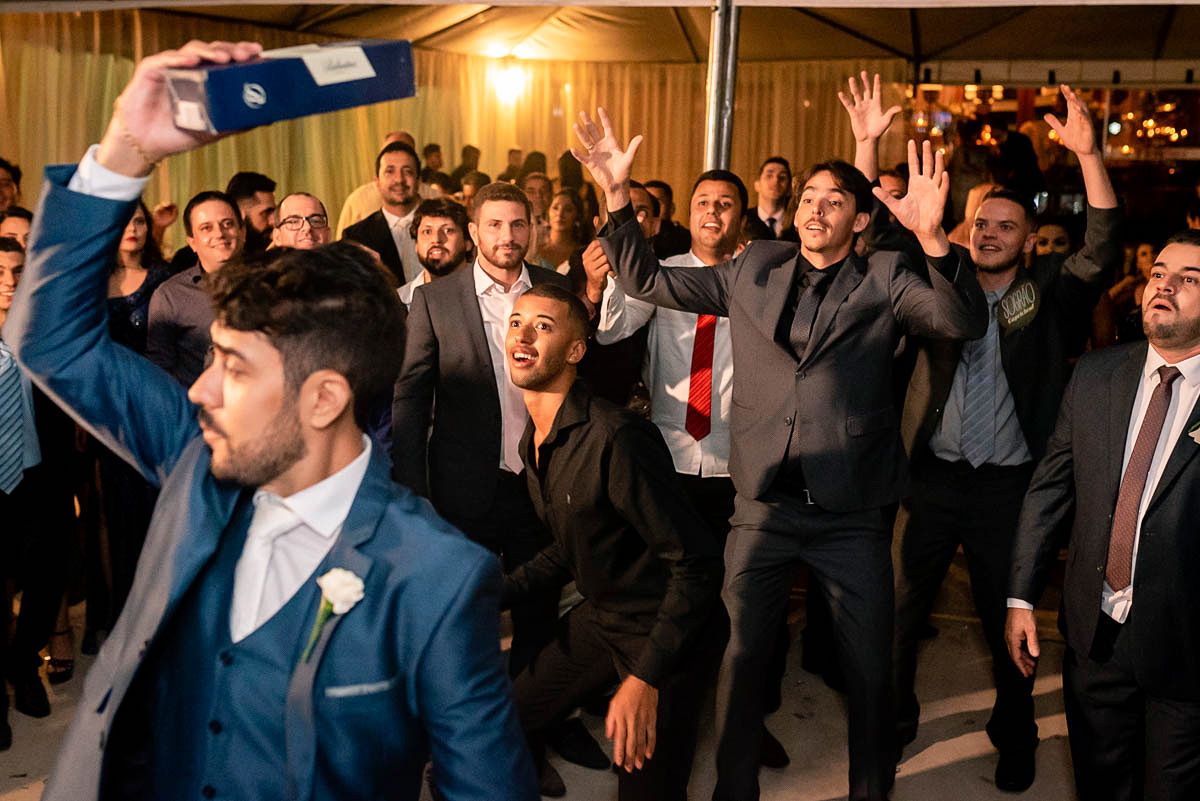 noivo jogando a caixa de whisky na festa de casamento em João Monlevade MG