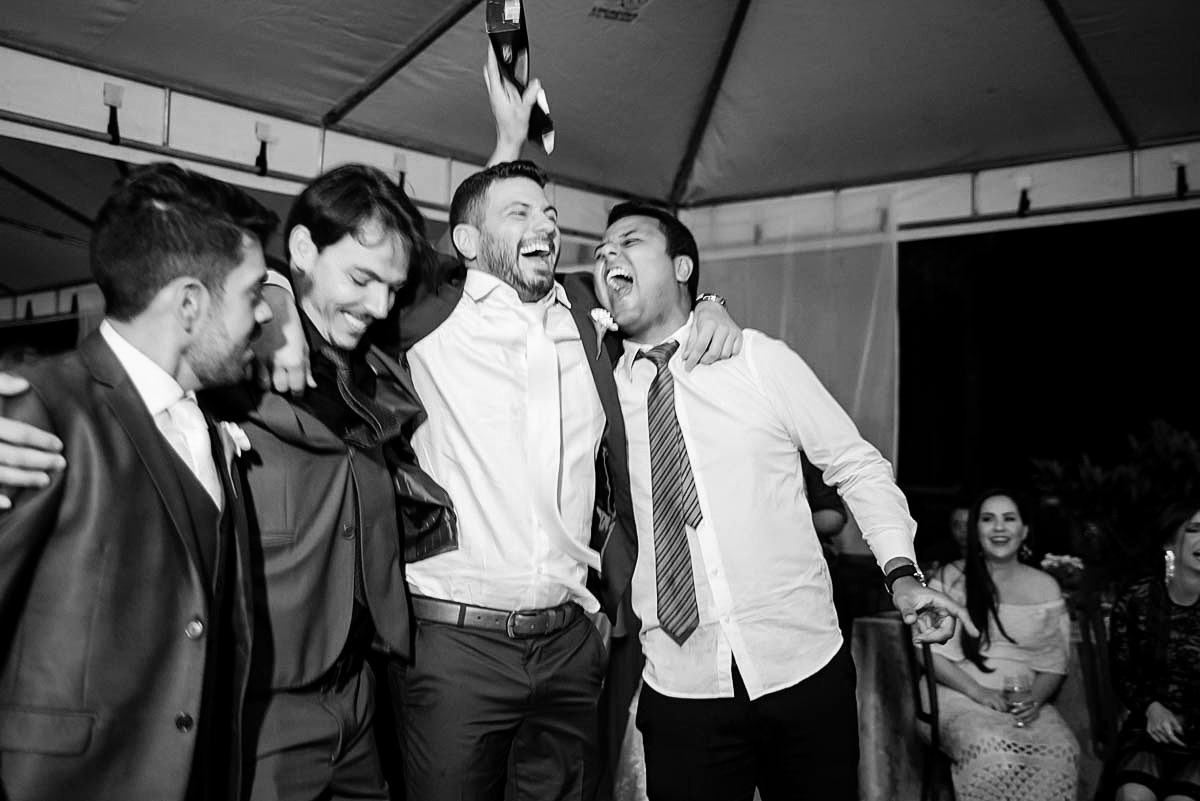 padrinhos dançando na festa de casamento
