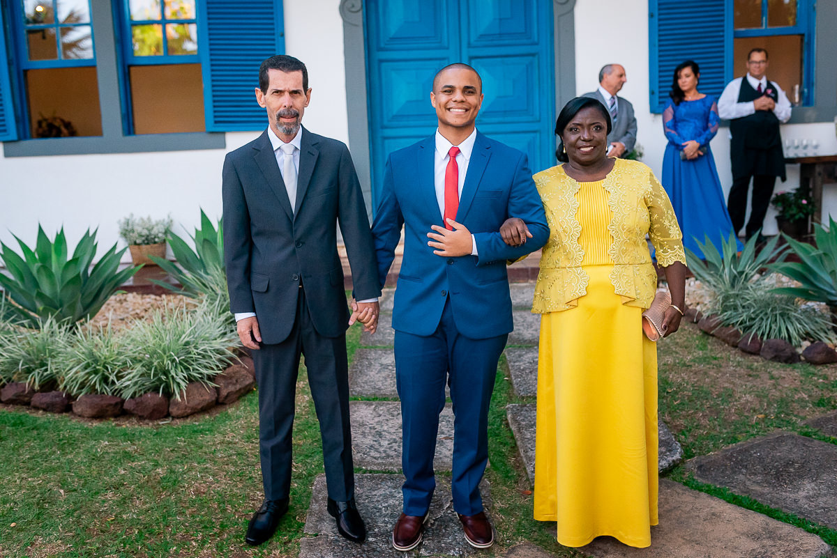 pais do noivo com o noivo no dia do casamento ao ar livre no espaço garças Pampulha