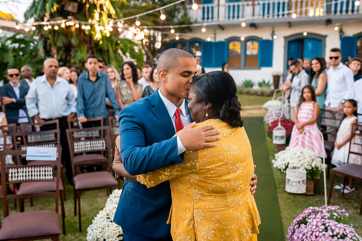 noivo com a mãe no dia do casamento ao ar livre em belo horizonte