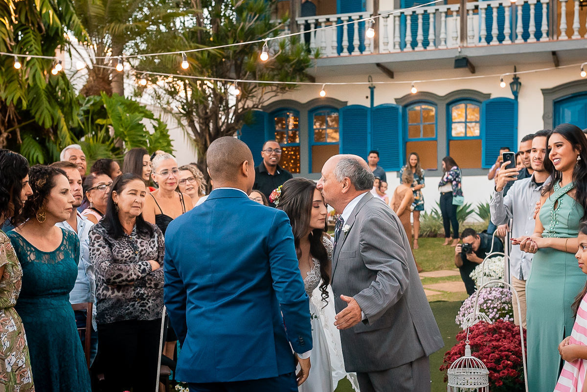 pai da noiva dando beijo na testa da noiva no casamento ao ar livre em belo horizonte