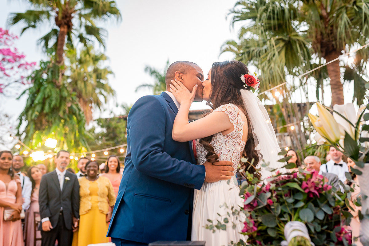 beijo dos noivos no dia do casamento ao ar livre em belo horizonte no espaço garças pampulha