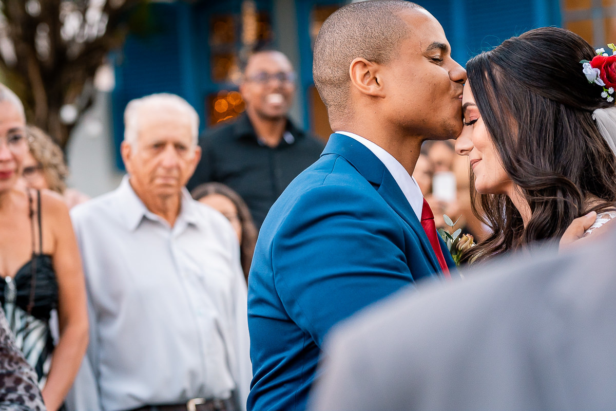 noivo recebendo a noiva no altar no dia do casamento ao ar livre em belo horizonte