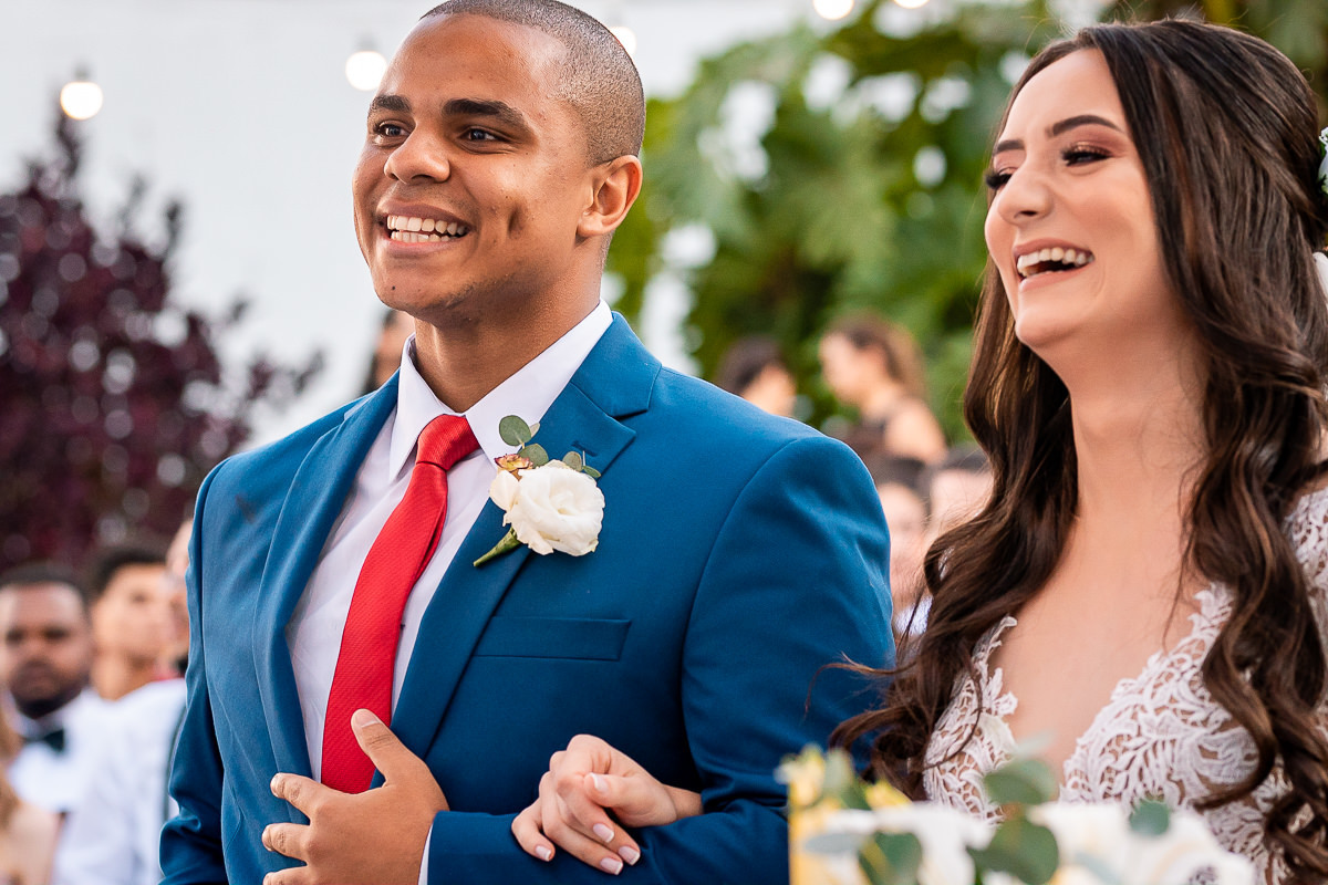 casal sorrindo feliz no casamento no espaço garças pampulha em belo horizonte