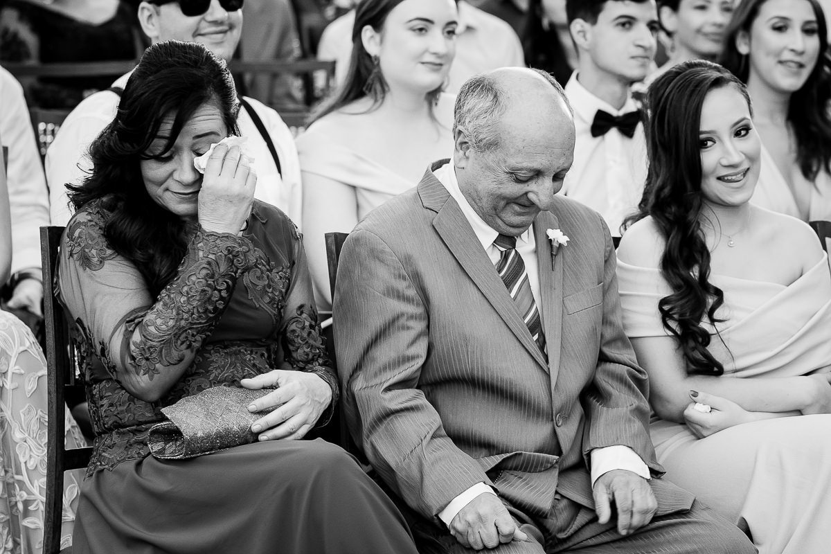 mão da noiva chorando emocionada no casamento no espaço garças na pampulha em bh