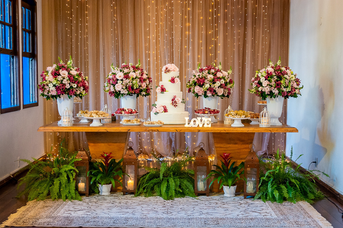 decoração da mesa do bolo de casamento no espaço garças Pampulha