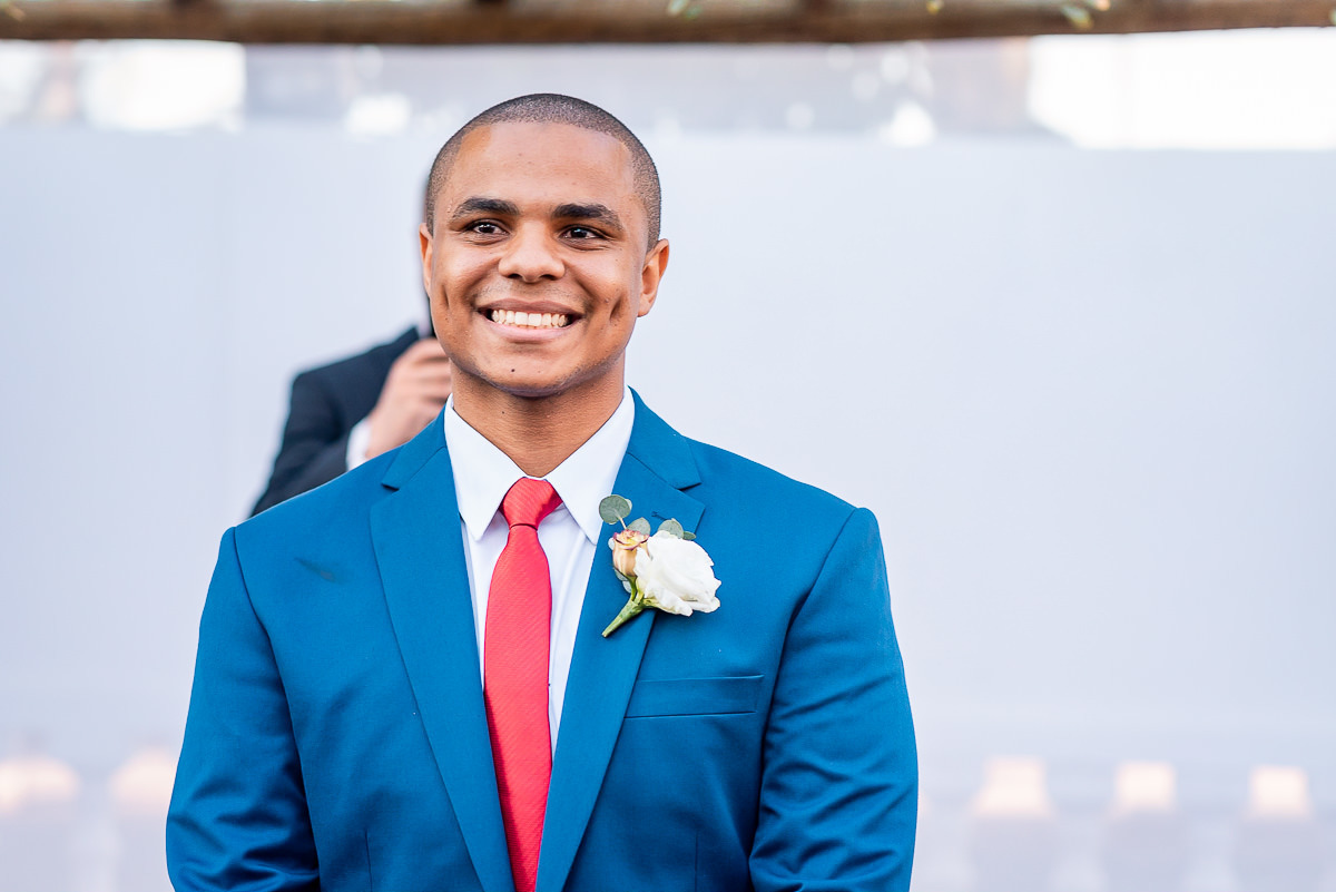 noivo sorrindo no altar no casamento no espaço garças pampulha