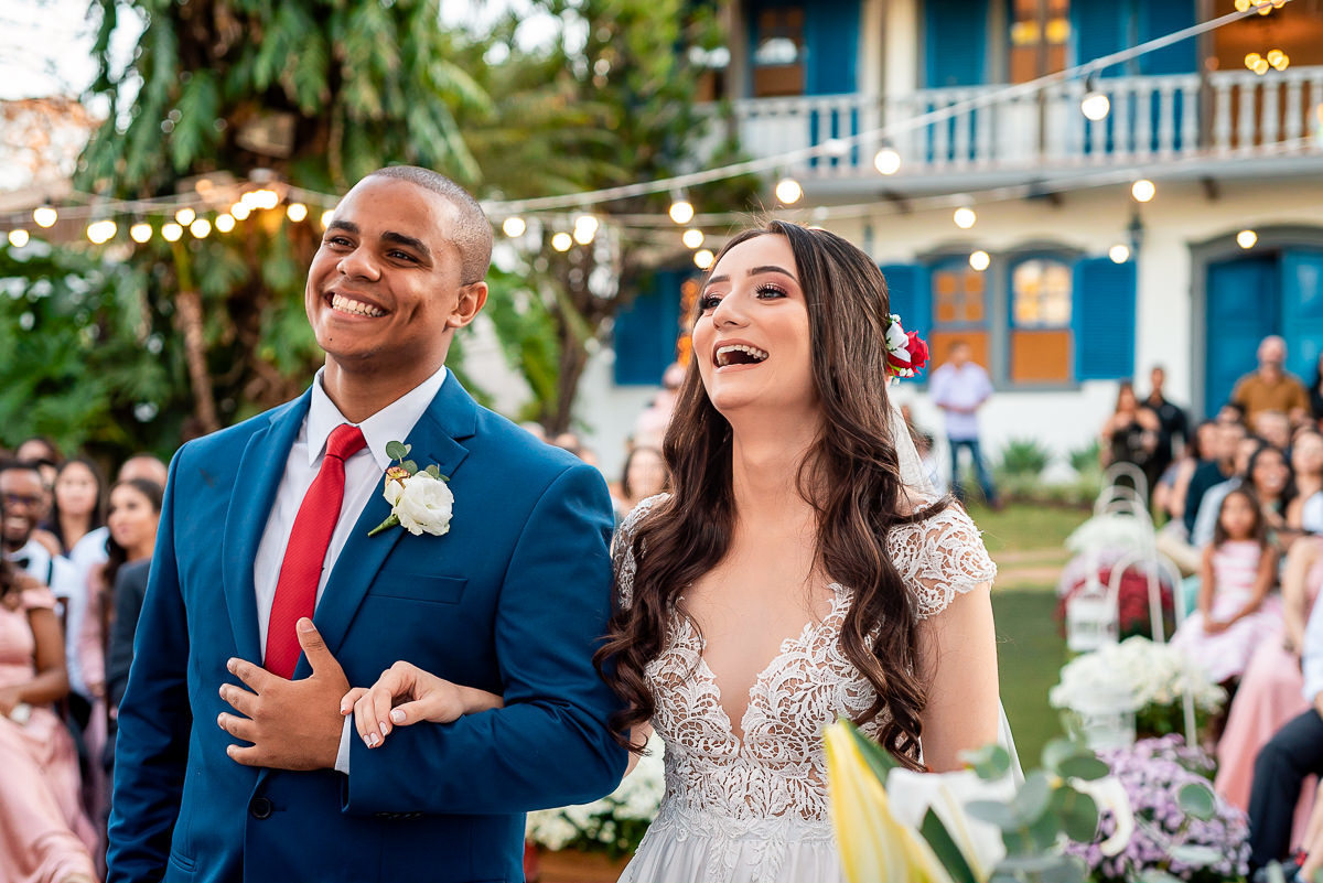 casal feliz no casamento ao ar livre em belo horizonte