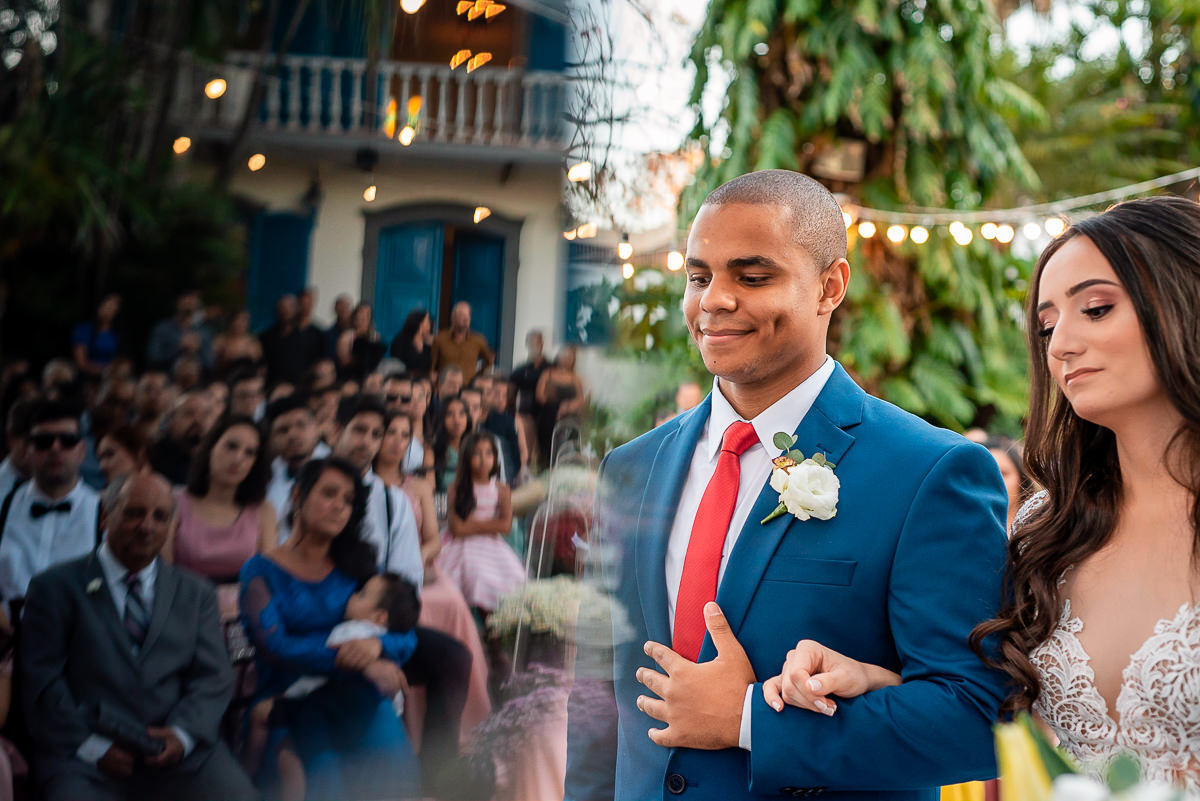 casal emocionado no altar no dia do casamento ao ar livre em belo horizonte