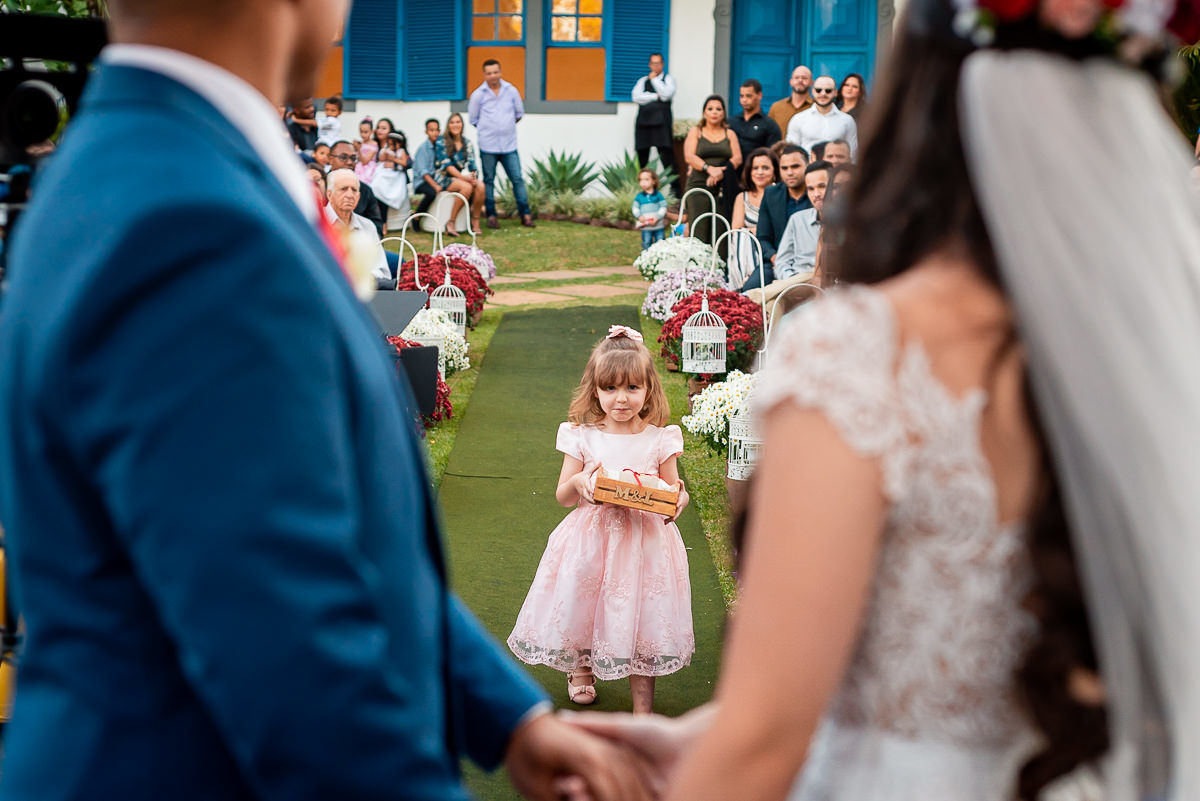 noivos recebendo as alianças de casamento no altar