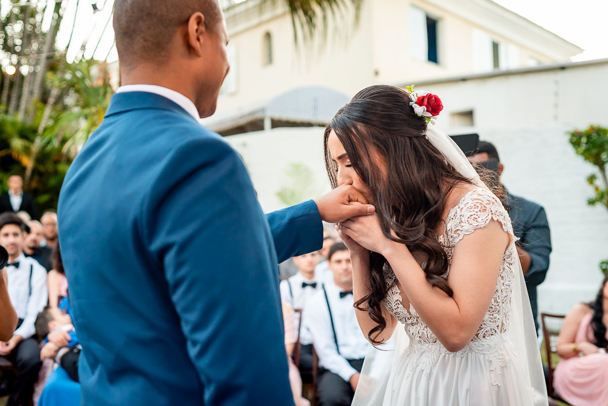 noiva beijando a aliança de casamento no casamento
