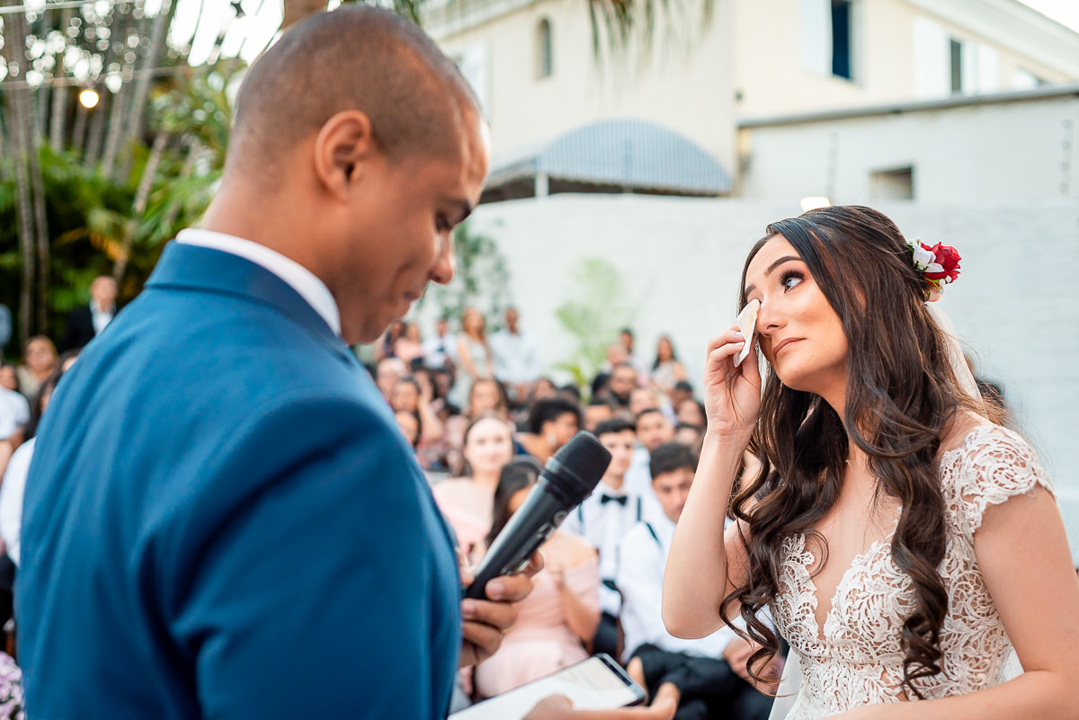 noiva chorando emocionada no dia do casamento ao ar livre em bh