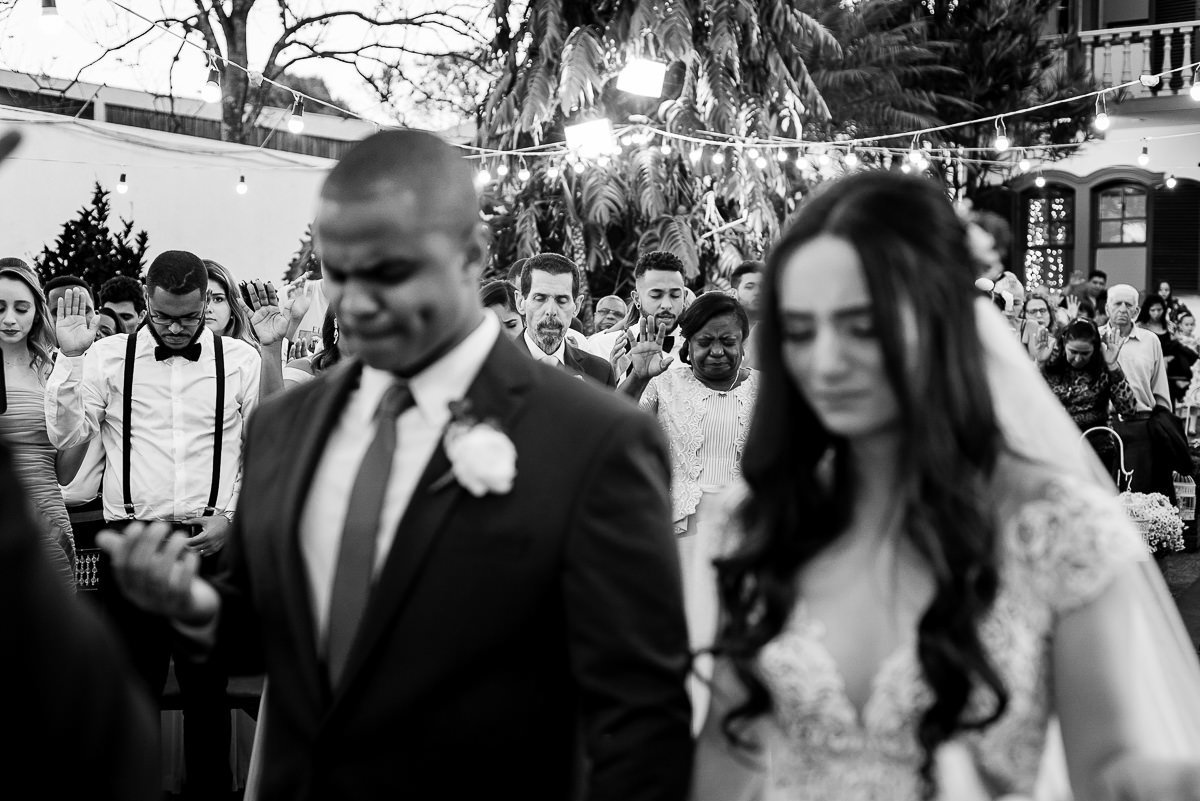detalhe dos padrinhos de casamento emocionados no dia do casamento