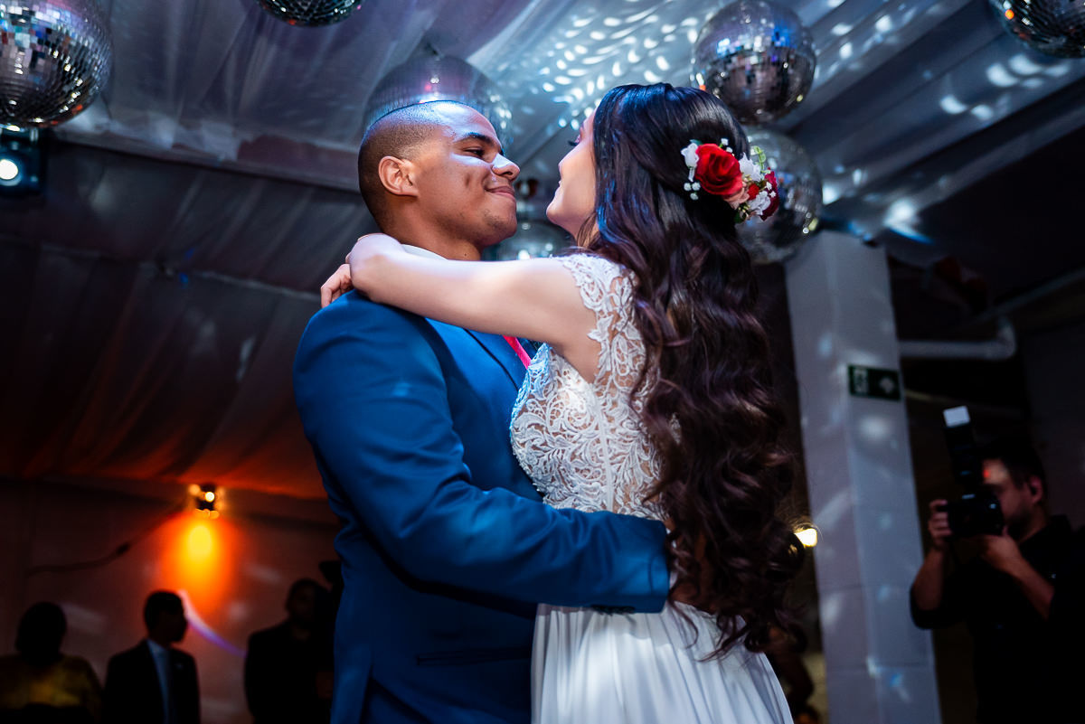 noivos dançando a primeira dança na recepção de casamento em belo horizonte