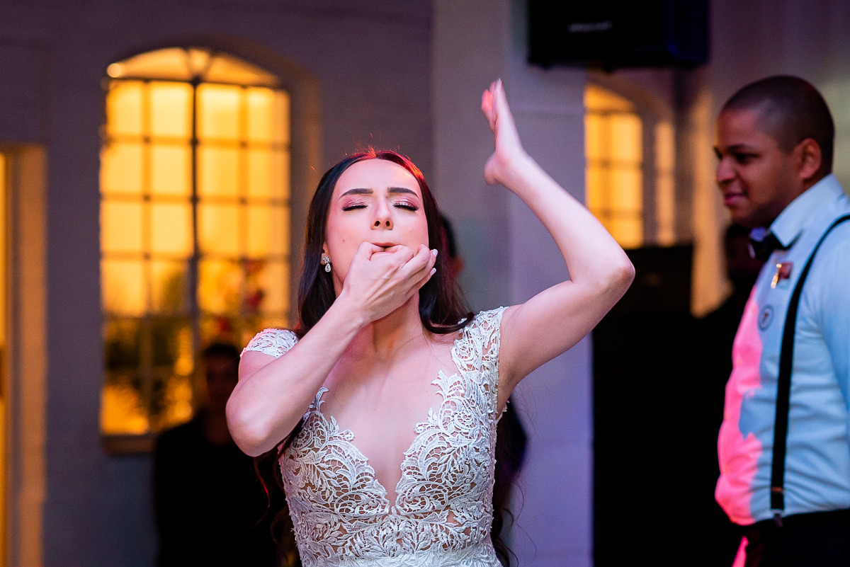 noiva feliz na festa de casamento no espaço garças Pampulha em belo horizonte