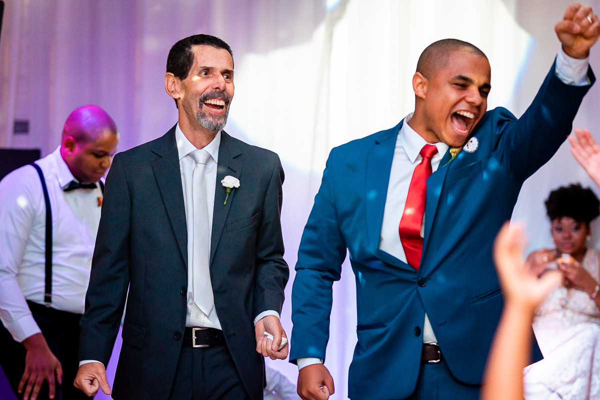 noivo feliz com o pai na recepção de casamento no espaço garças Pampulha em belo horizonte