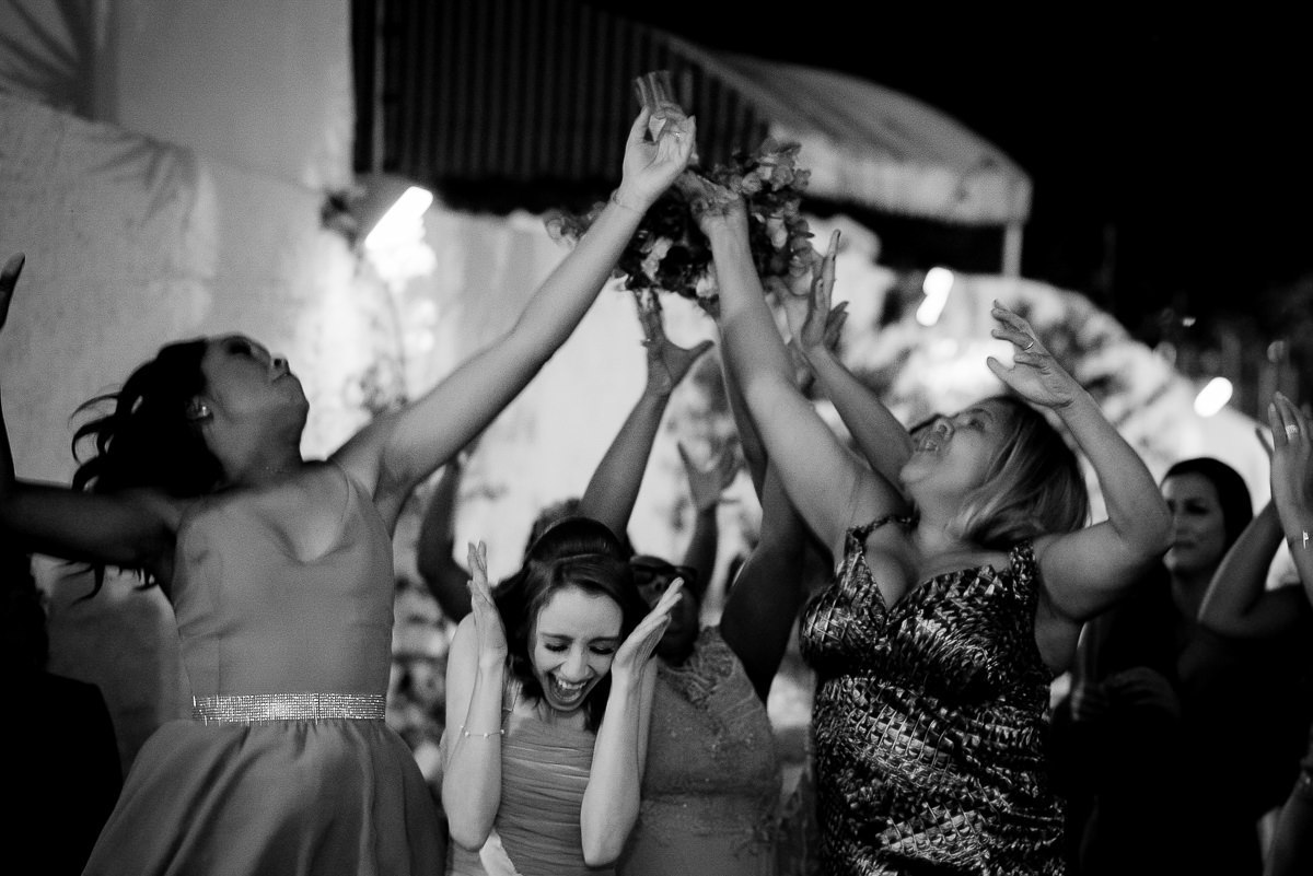 madrinhas pegando buque da noiva no casamento em belo horizonte