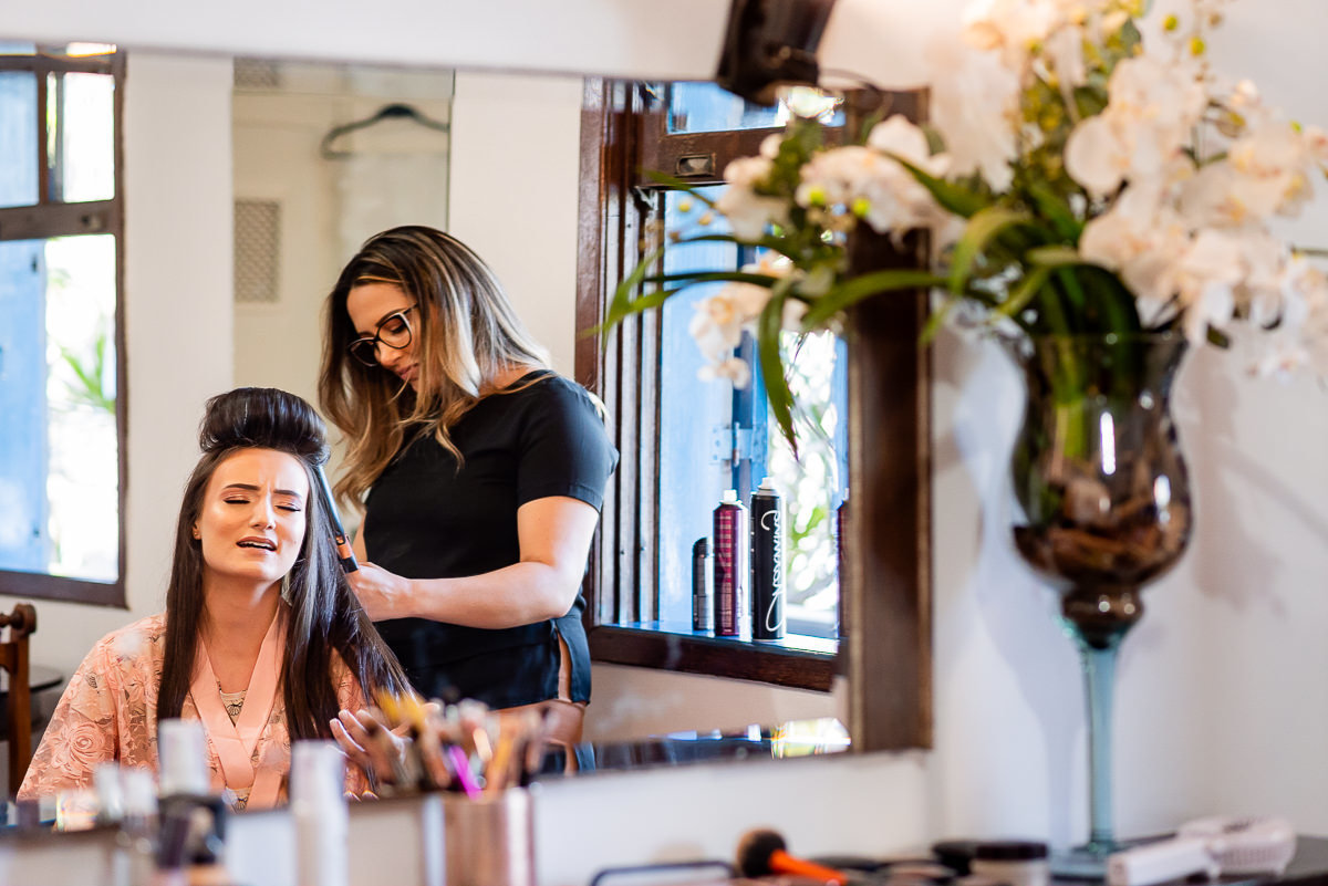 noiva arrumando o cabelo no dia da noiva em belo horizonte