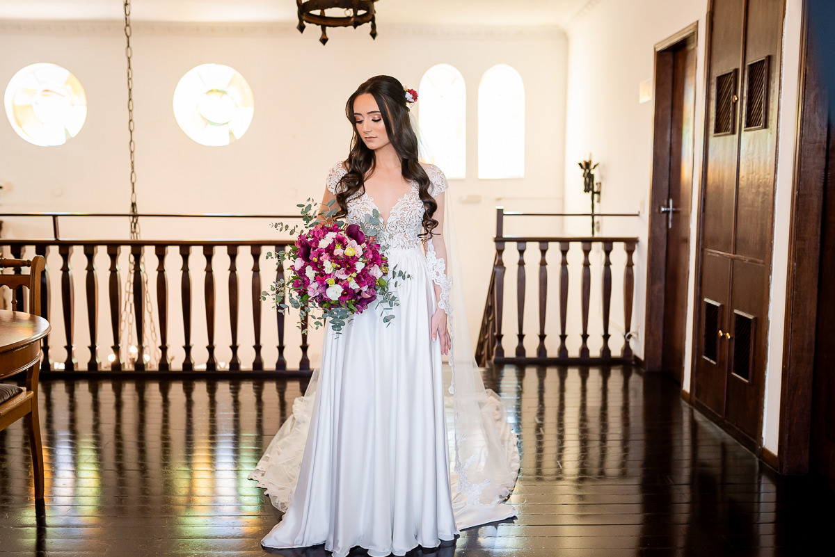noiva segurando o buque de noiva no dia do casamento ao ar livre em bh