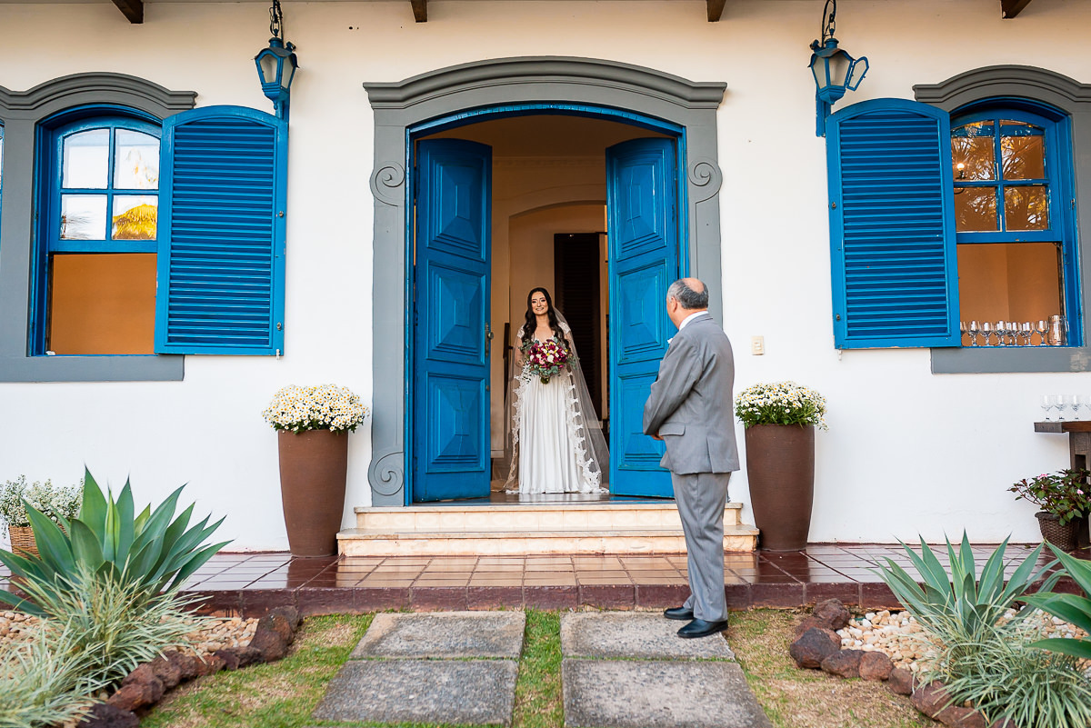entrada da noiva com o pai no casamento ao ar livre em belo horizonte