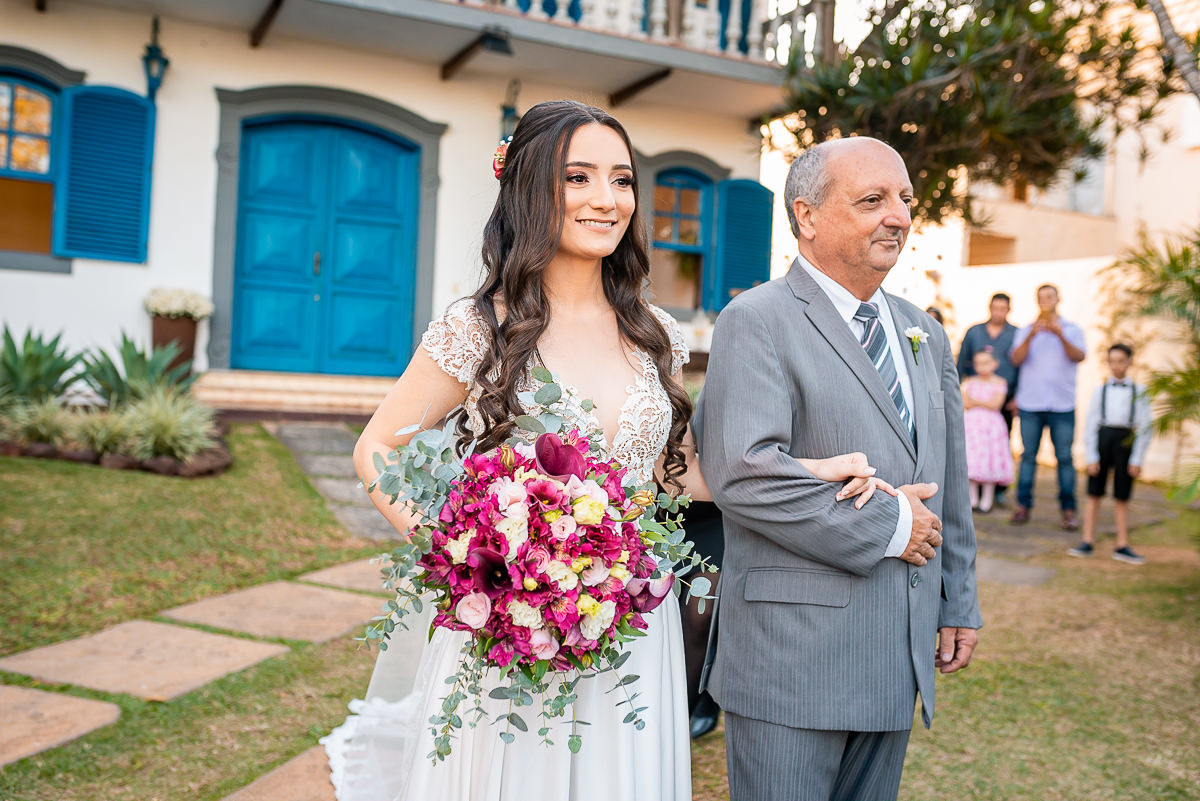 noiva segurando o buque da noiva com o pai ao lado no casamento no espaço garças Pampulha.