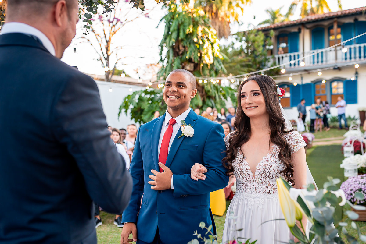 casal feliz sorrindo no altar do casamento ao ar livre em bh