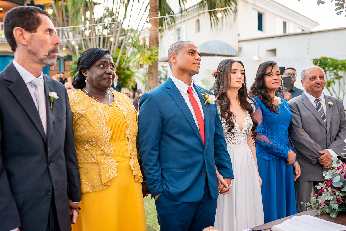 noivos com os pais no altar no dia do casamento no espaço garças na pampulha em belo horizonte