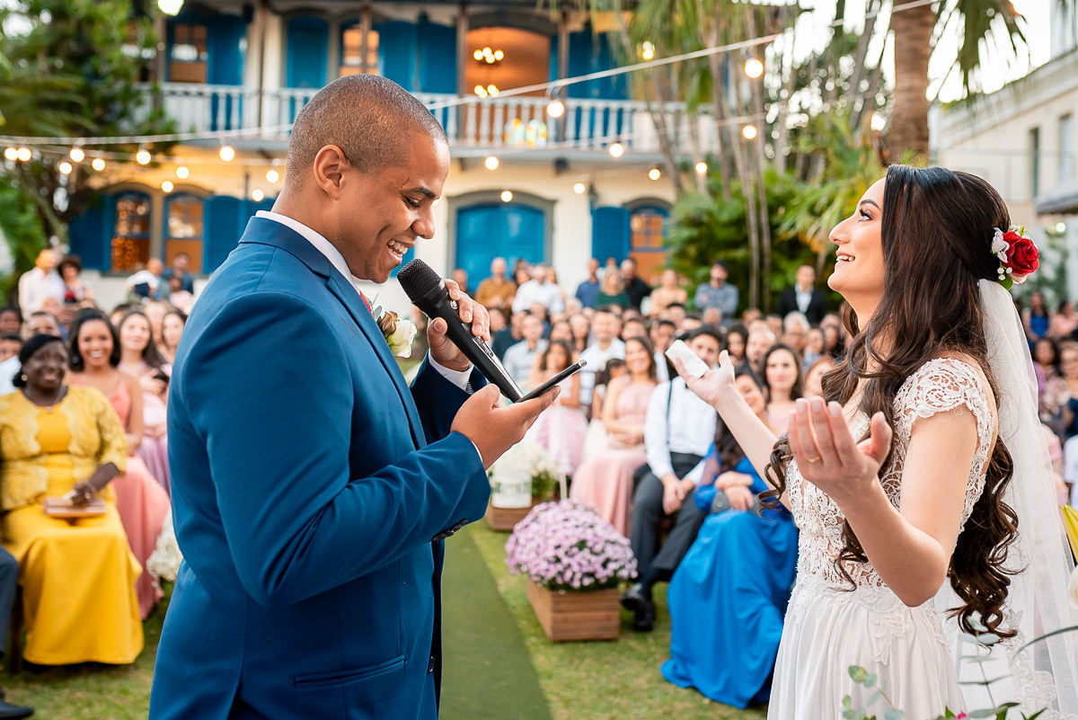 noivo fazendo os votos do casamento no dia do casamento ao ar livrem em belo horizonte