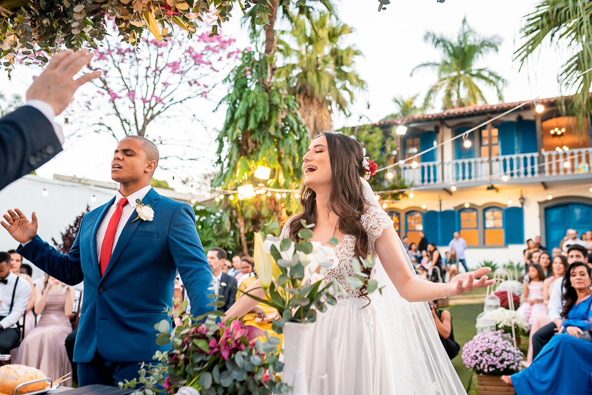 noivos cantando felizes no altar no dia do casamento