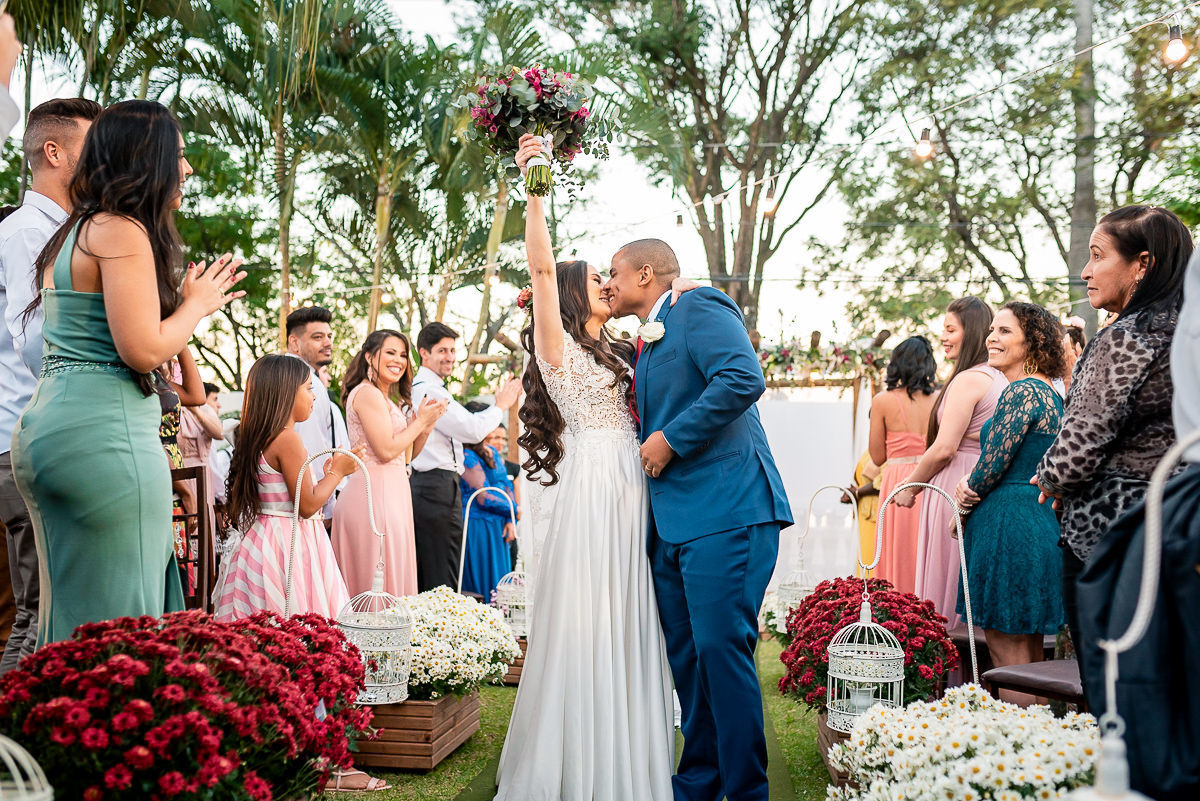 saída dos noivos apos o casamento ao ar livre em belo horizonte no espaço garças na Pampulha em bh