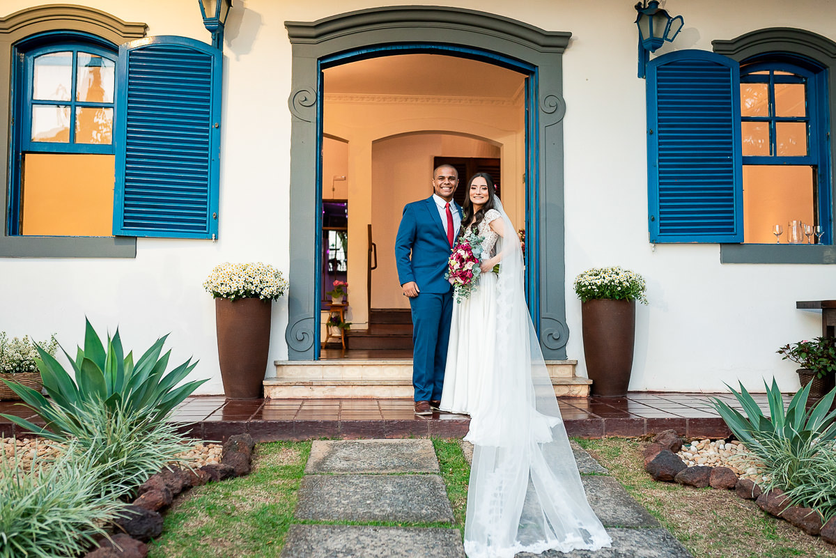 noivos posando para fotos de casamento em belo horizonte