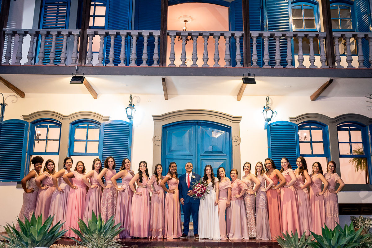 foto com todas as madrinhas com vestido rosê