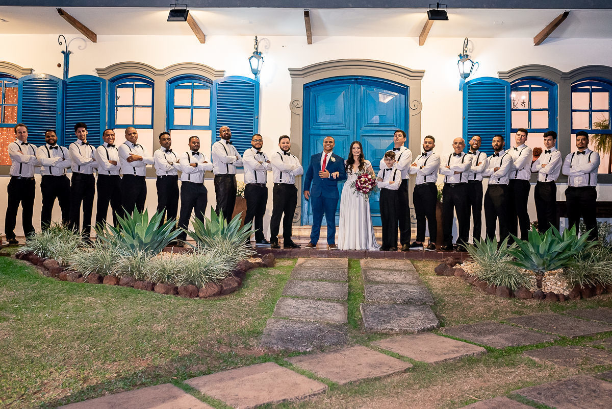 foto com todos os padrinhos com suspensórios e gravata borboleta