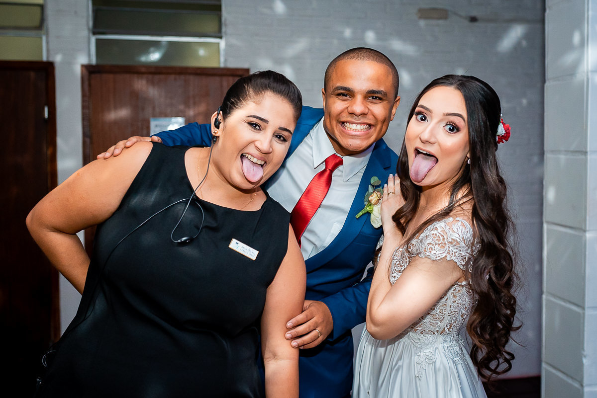 casal  feliz com o cerimonial para casamento em belo horizonte