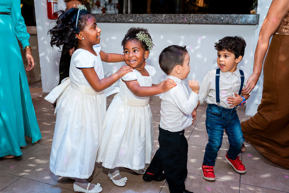 crianças brincando na festa de casamento em belo horizonte