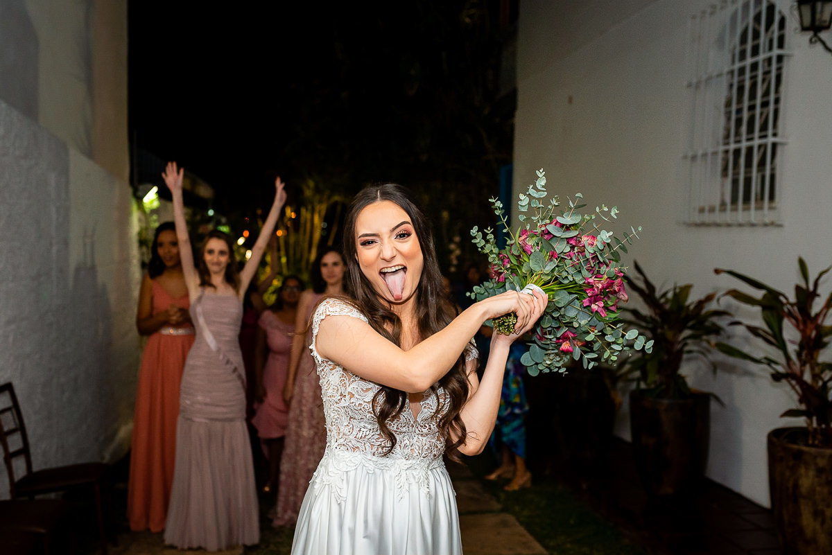 noiva jogando buque no casamento no espaço garças pampulha