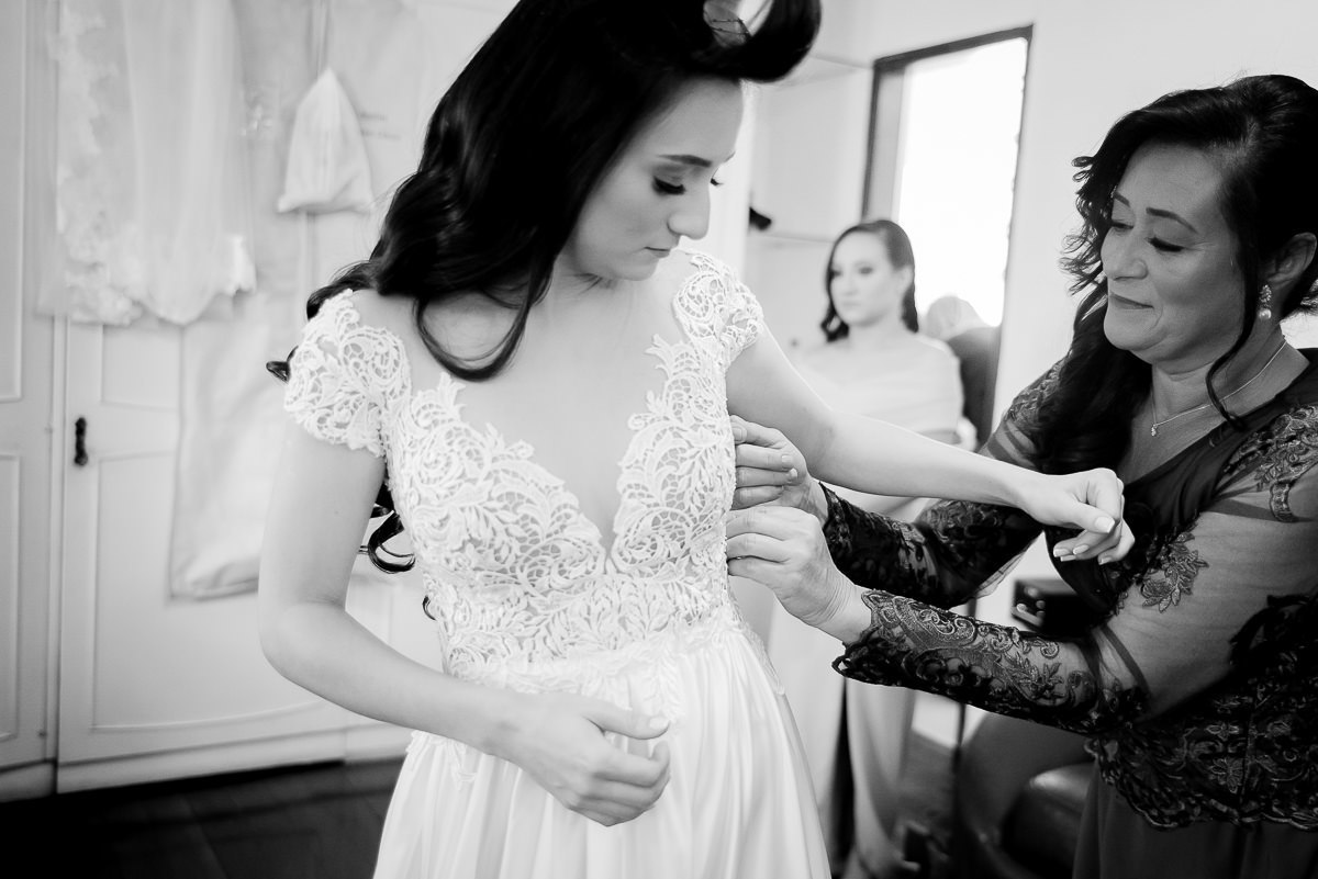noiva e mãe se arrumando no casamento ao ar livre em belo horizonte