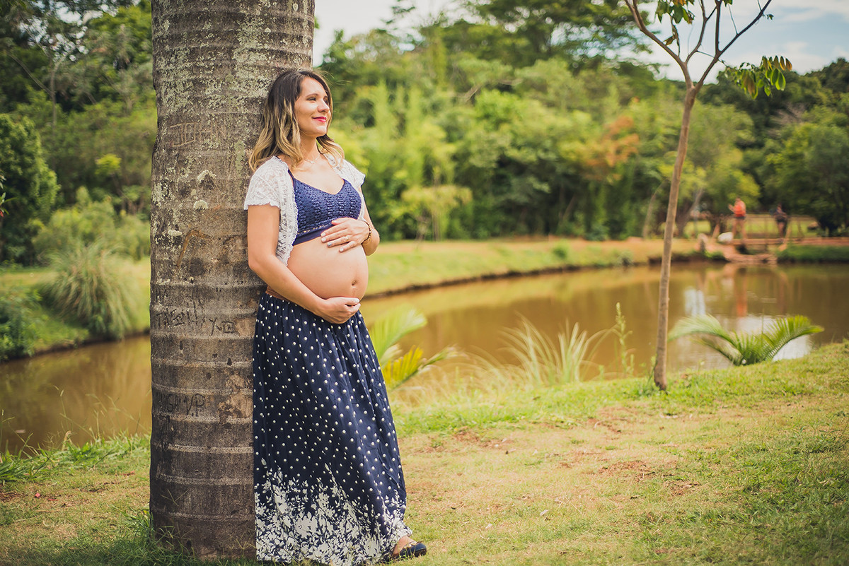 Gestante encostada na árvore próximo a uma lagoa no parque das águas em belo horizonte BH MG