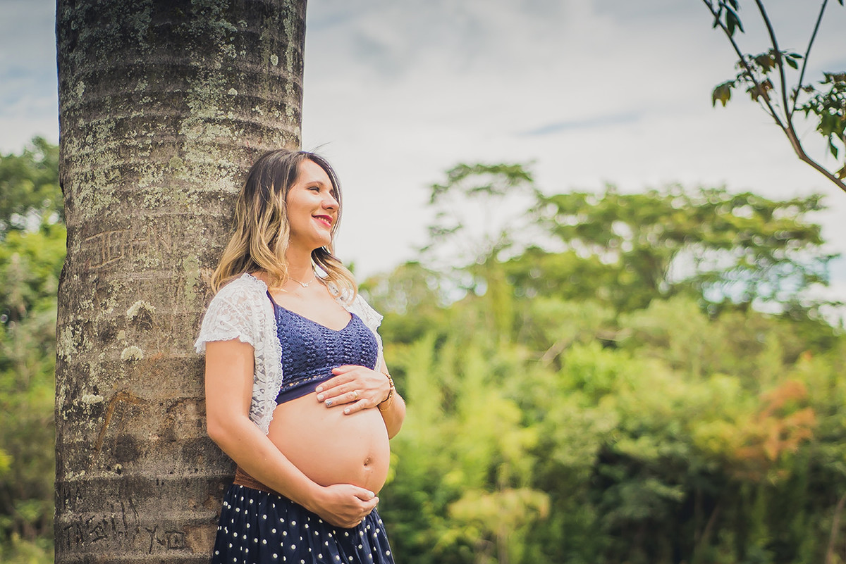 Grávida sorrindo e fazendo pose para o fotógrafo de gestantes João Paulo em belo horizonte no parque das águas