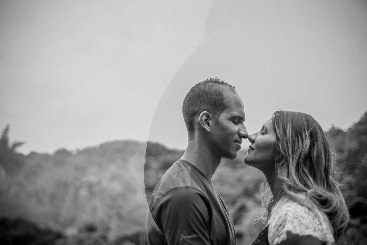 Casal encostando nariz com nariz sendo fotografados pelo fotógrafo de gestantes João Paulo no parque das águas em belo horizonte BH MG