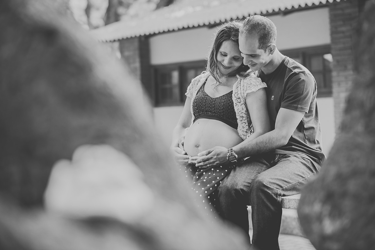 Gestante e o pai segurando a barriga e felizes no ensaio de gestante feito pelo fotografo de gestante em belo horizonte BH MG