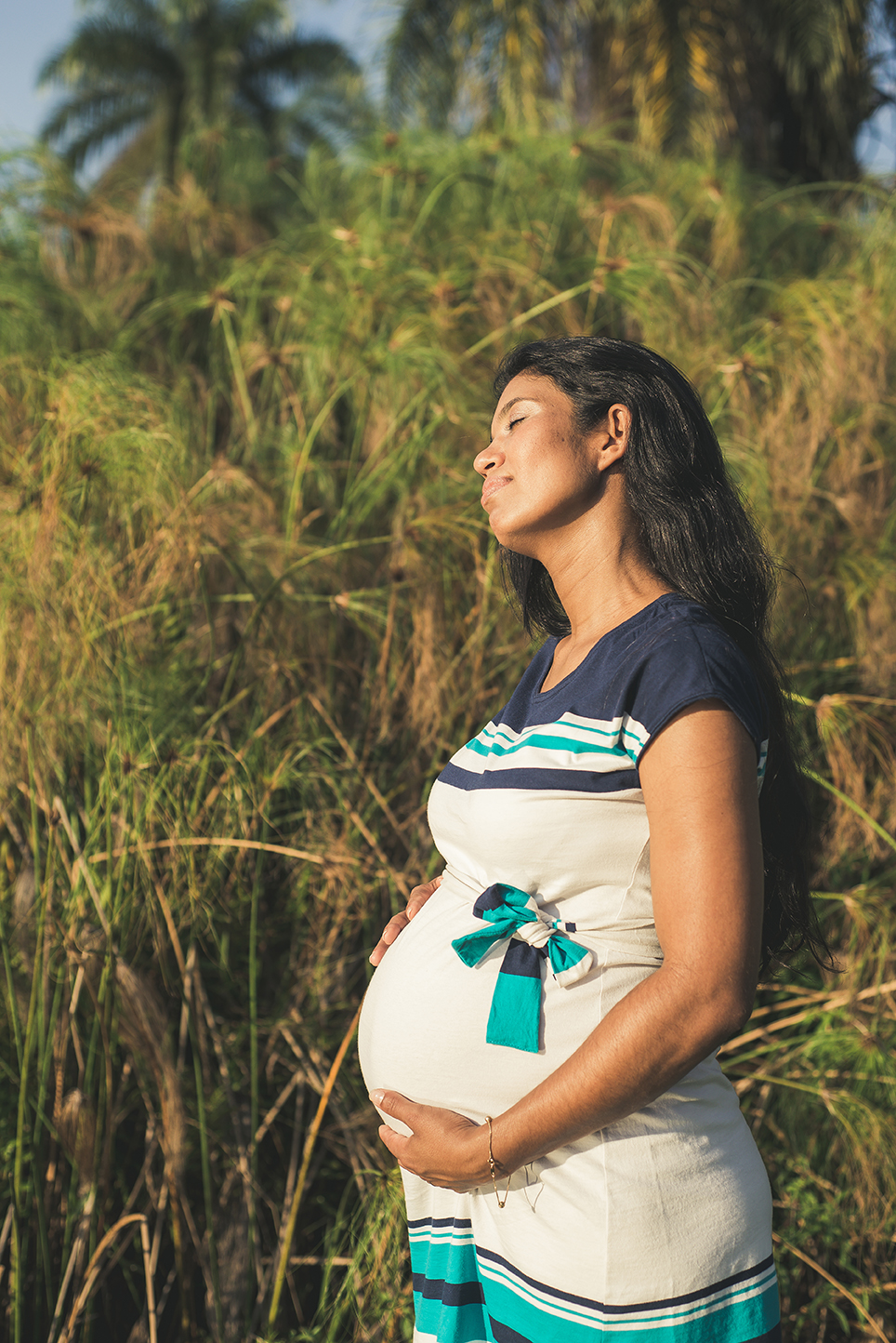 Gestante no museu de arte da Pampulha segurando a barriga no click no fotógrafo de gestantes em Belo horizonte BH